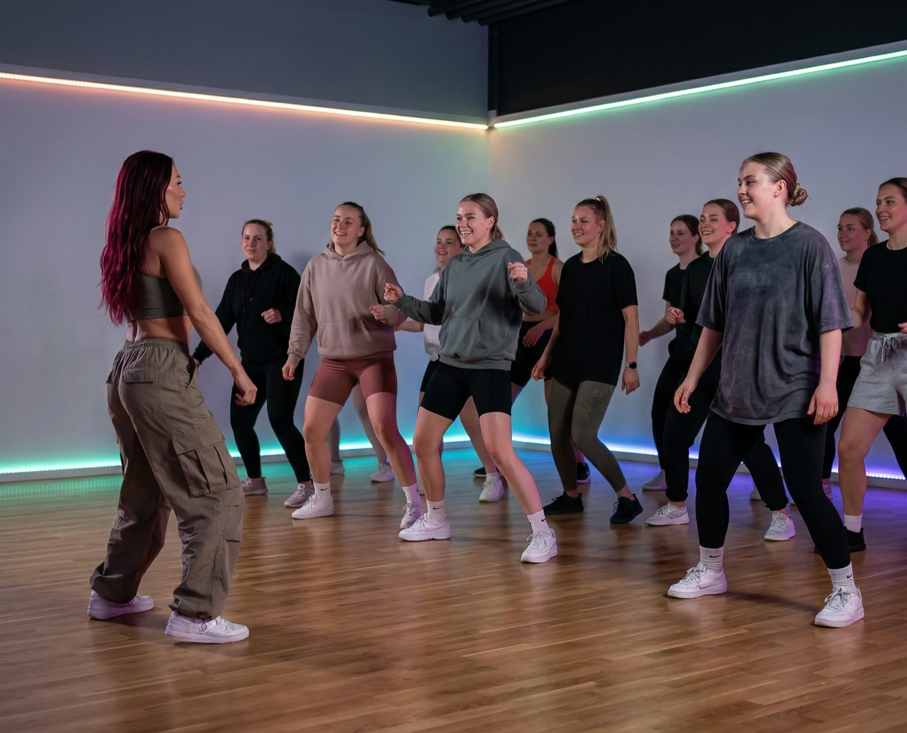 Tanssikurssit Oulussa aikuisille useista eri lajeista kuten commercial dance, twerk, dancehall, heels, reggaeton